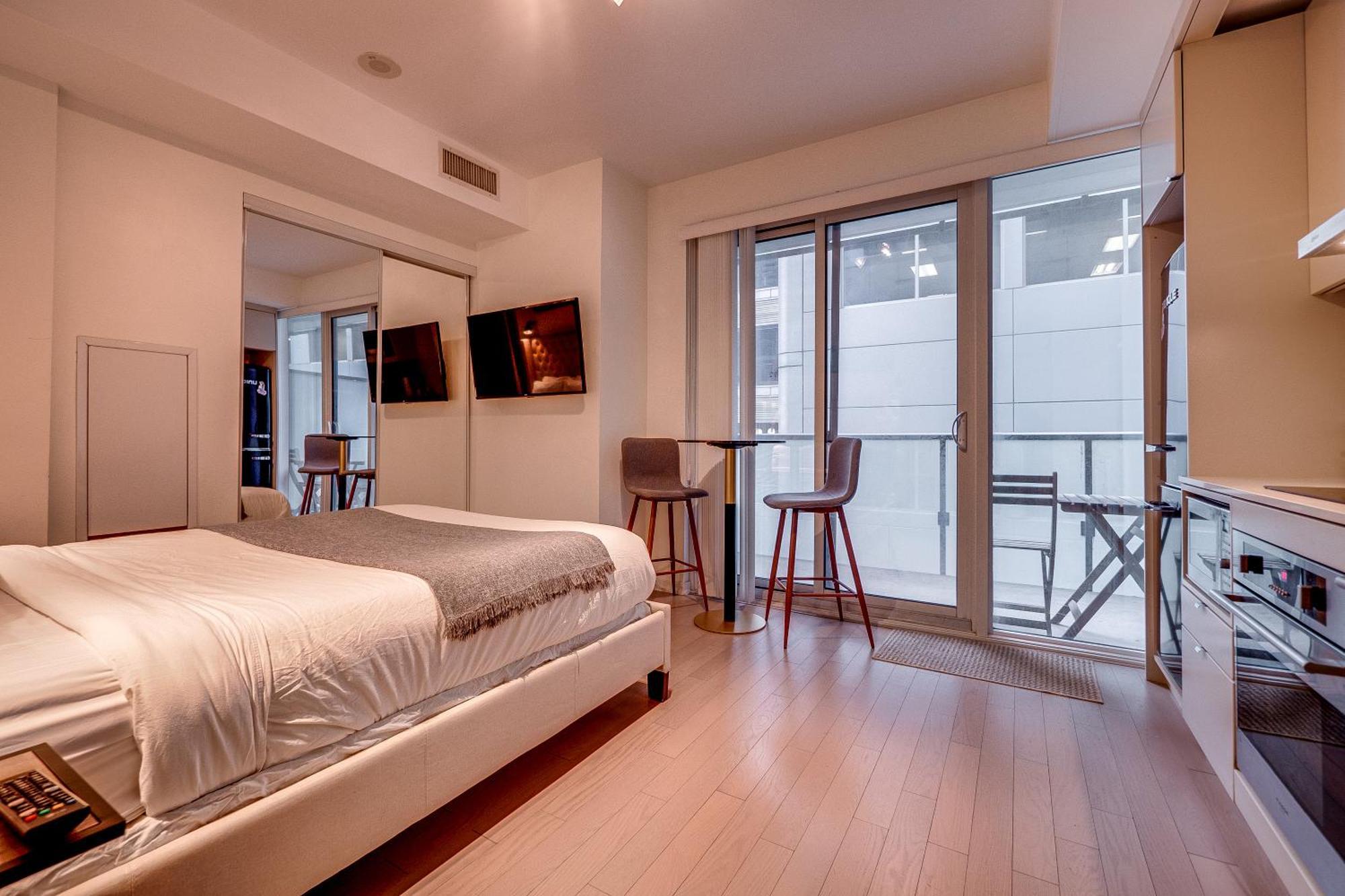 Modern Suite On Peter St - City View Toronto Exterior photo