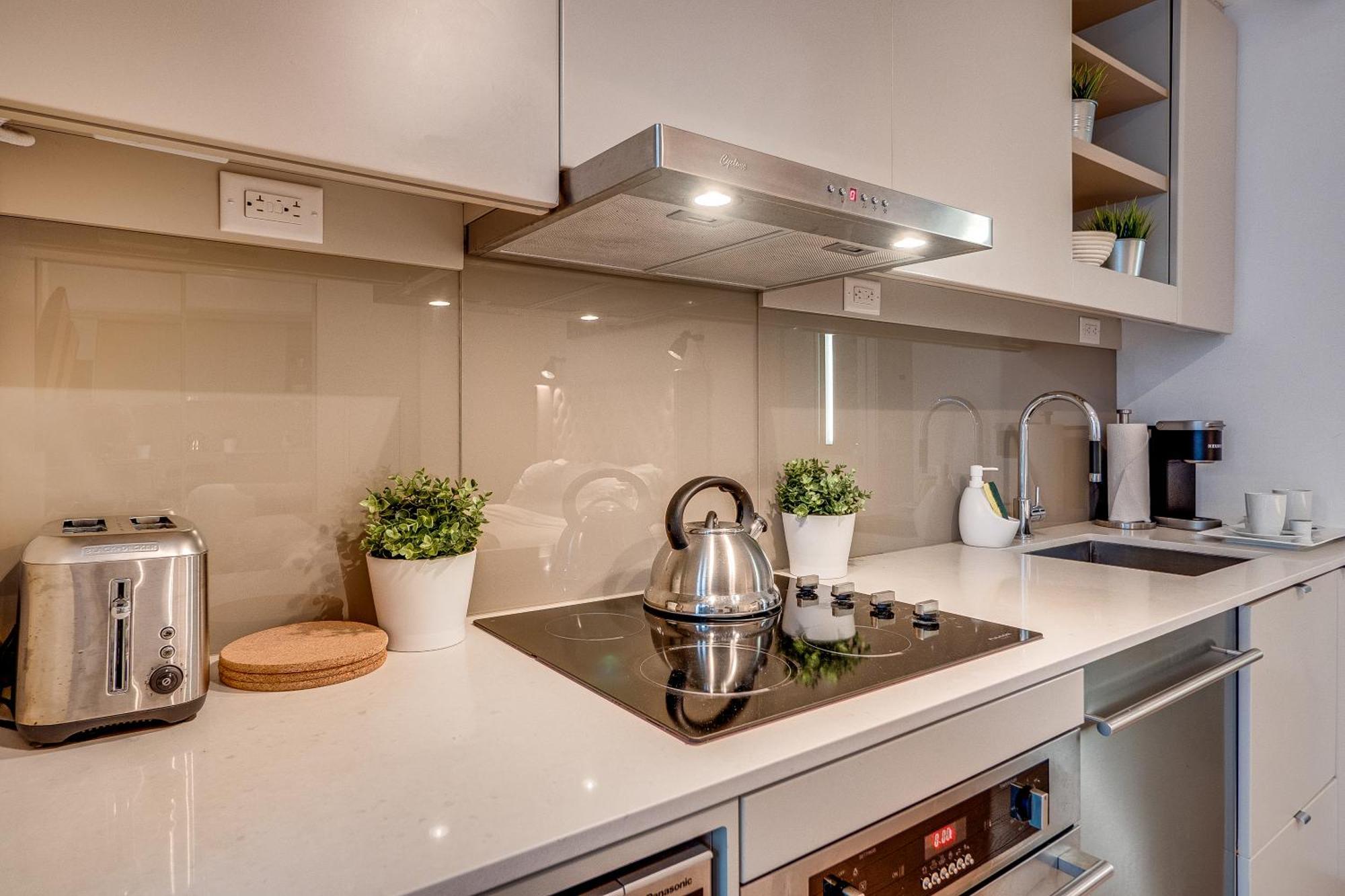 Modern Suite On Peter St - City View Toronto Exterior photo